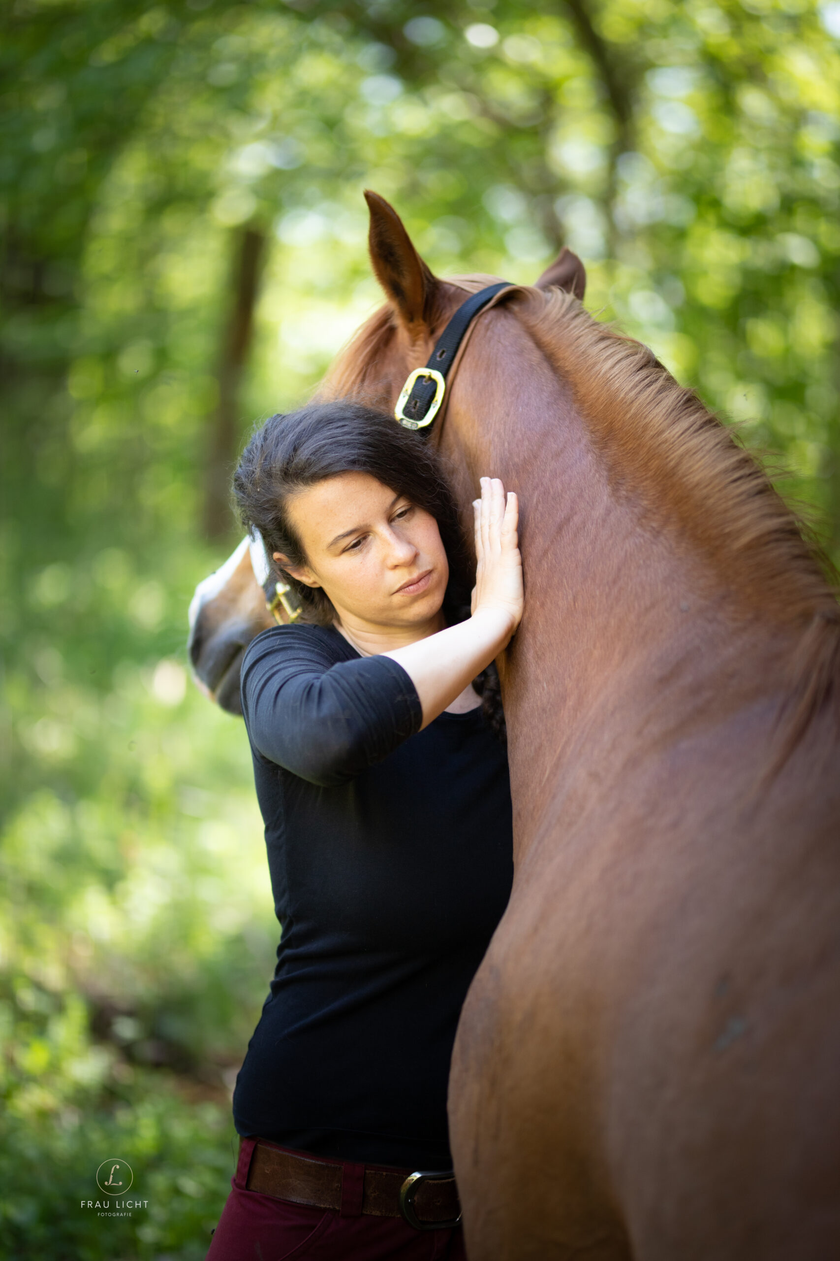 Vanessa Gfrerer mit Pferd bei der Tiertherapie