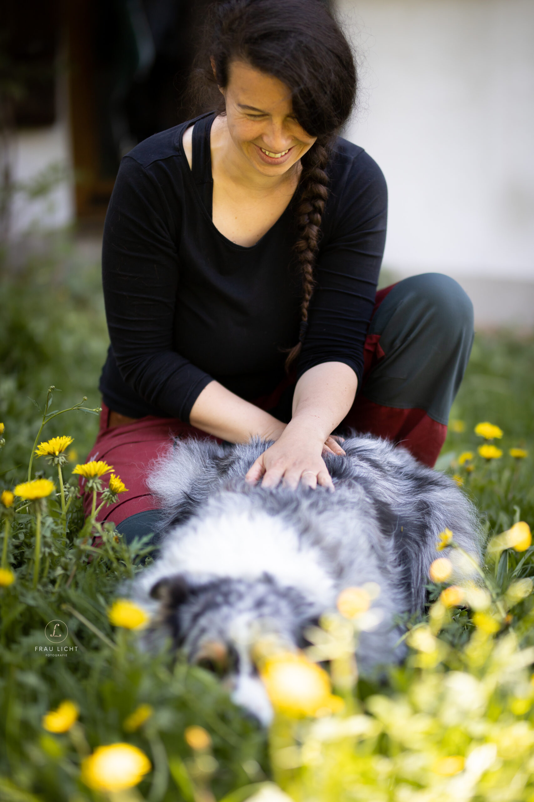 Vanessa Gfrerer mit Hund bei der Tiertherapie