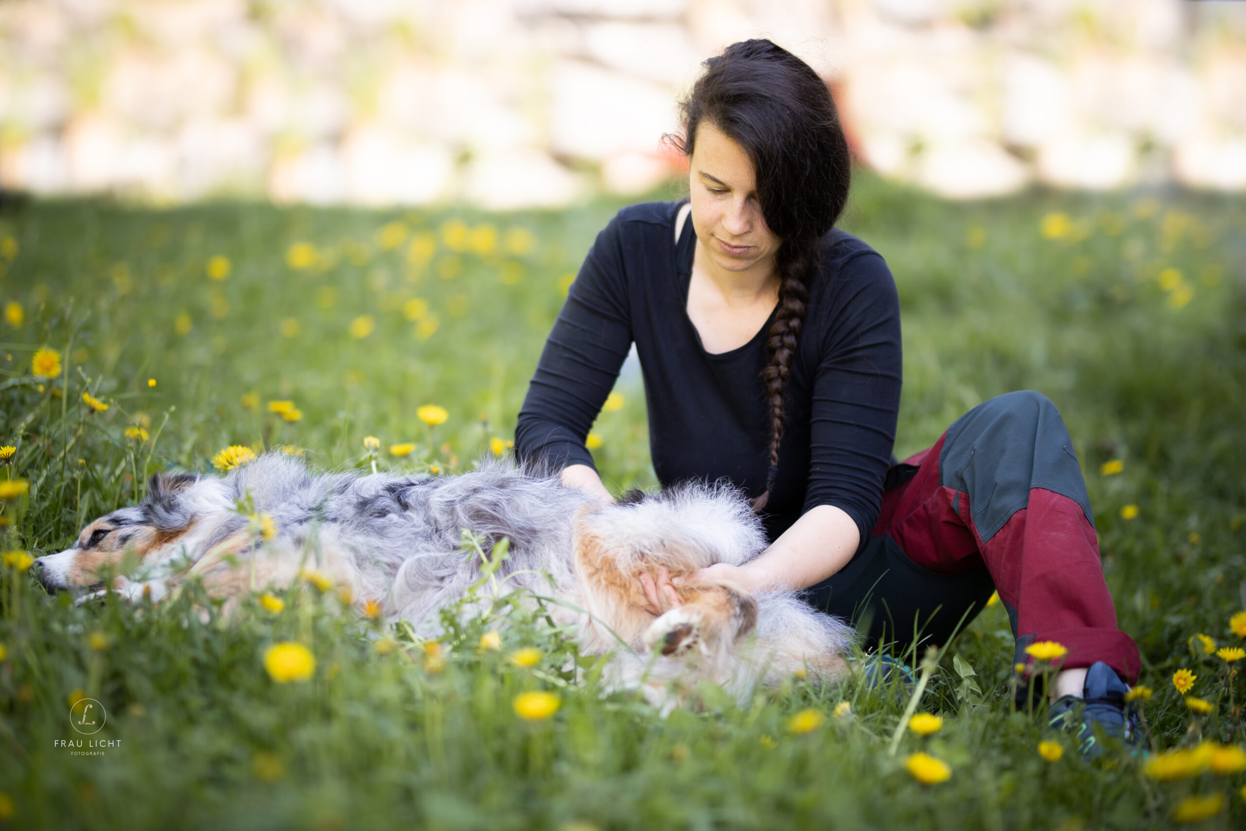 Vanessa Gfrerer mit Hund bei der Tiertherapie