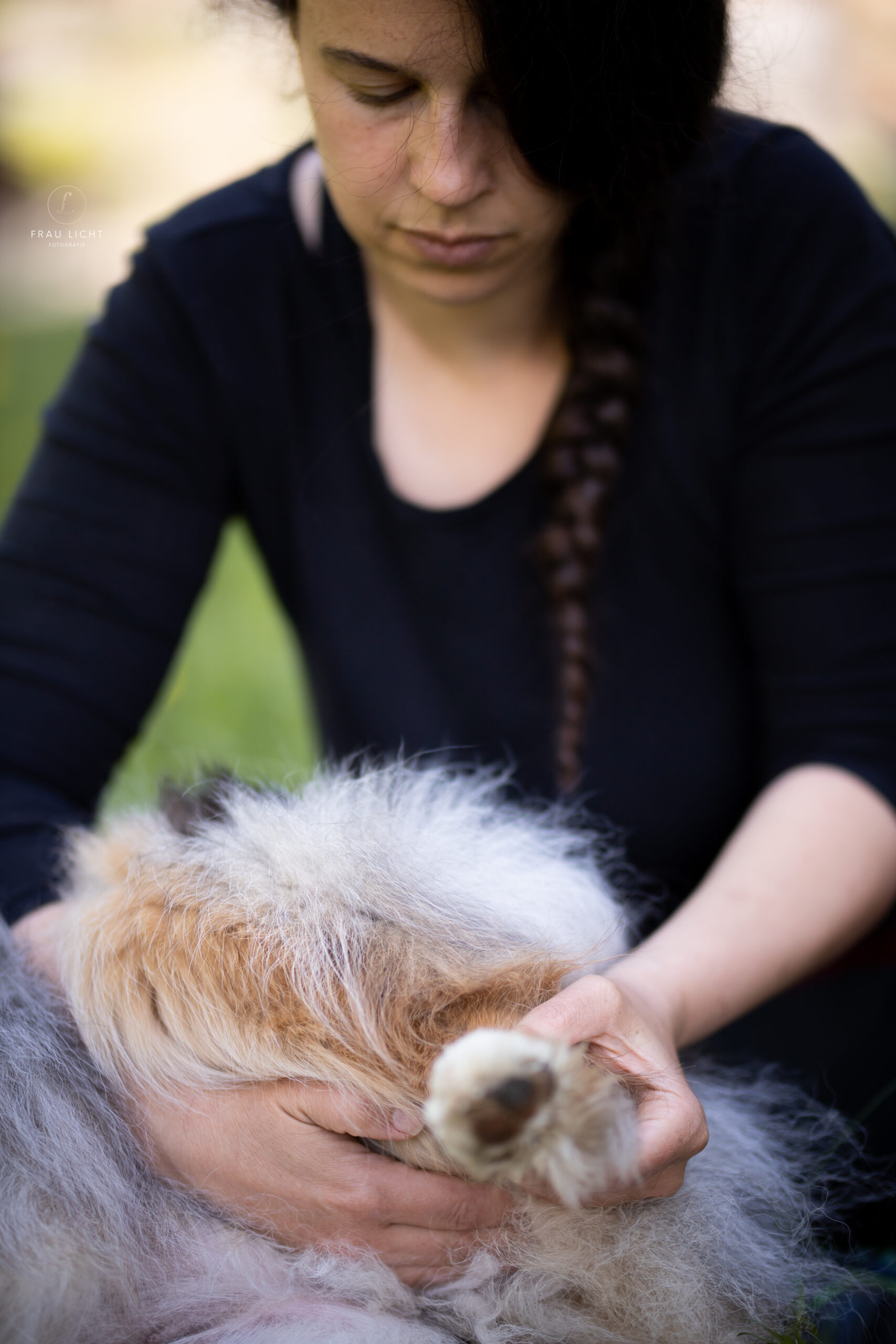 Vanessa Gfrerer mit Hund bei der Tiertherapie