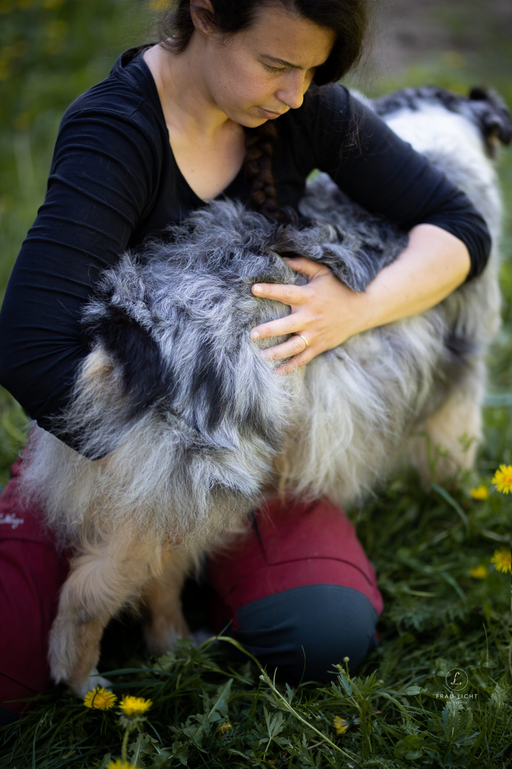 Vanessa Gfrerer mit Hund bei der Tiertherapie