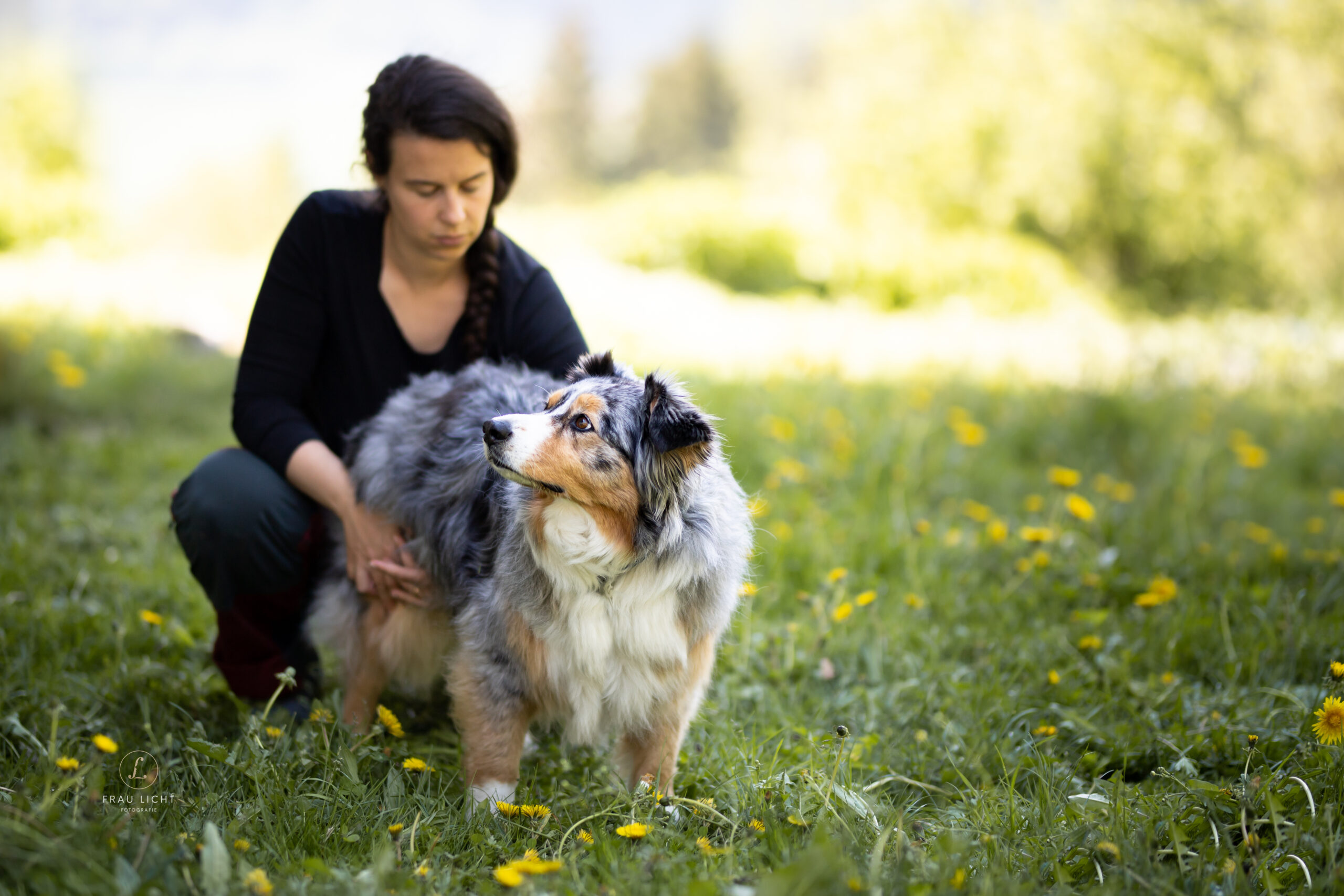 Vanessa Gfrerer mit Hund bei der Tiertherapie