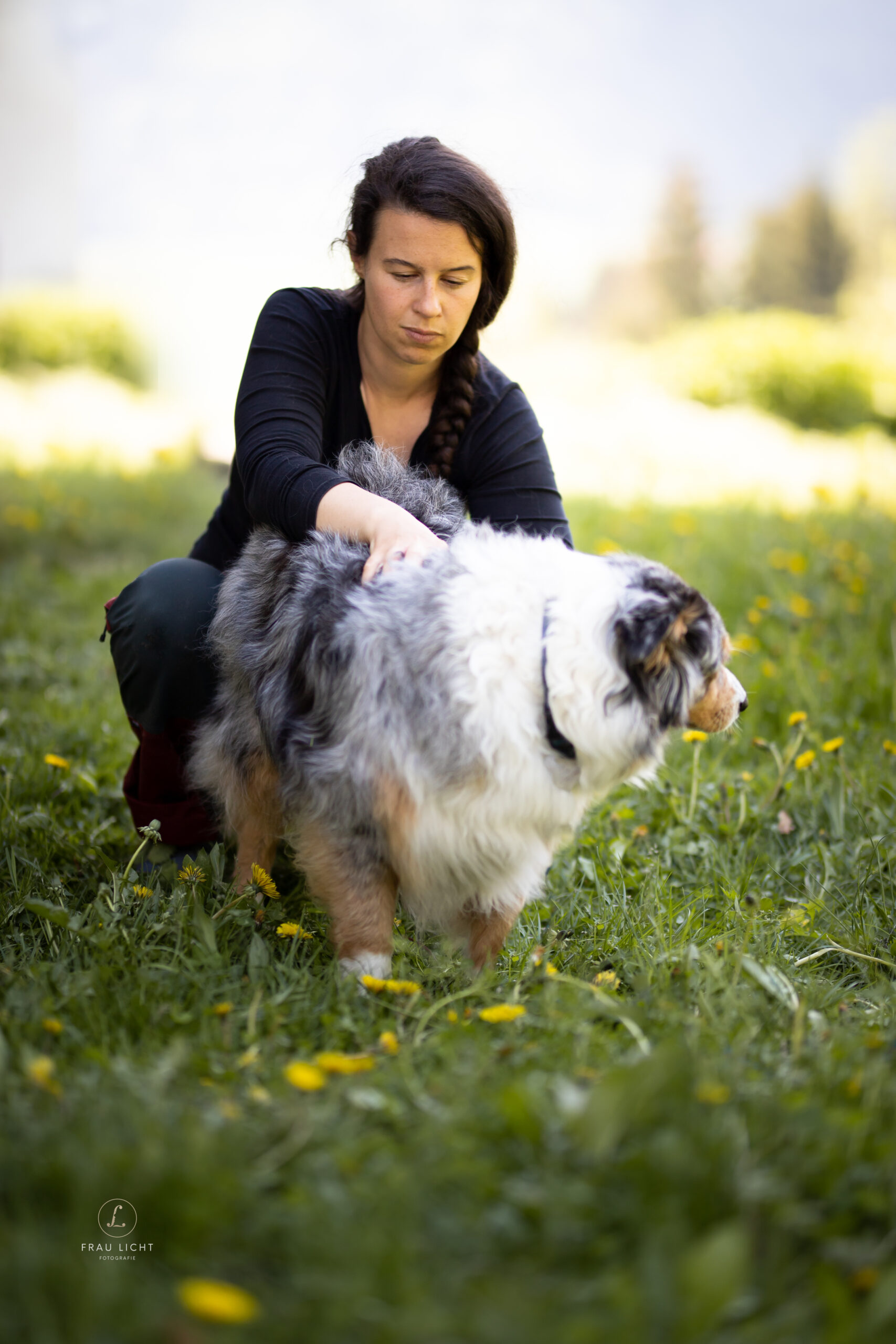 Vanessa Gfrerer mit Hund bei der Tiertherapie