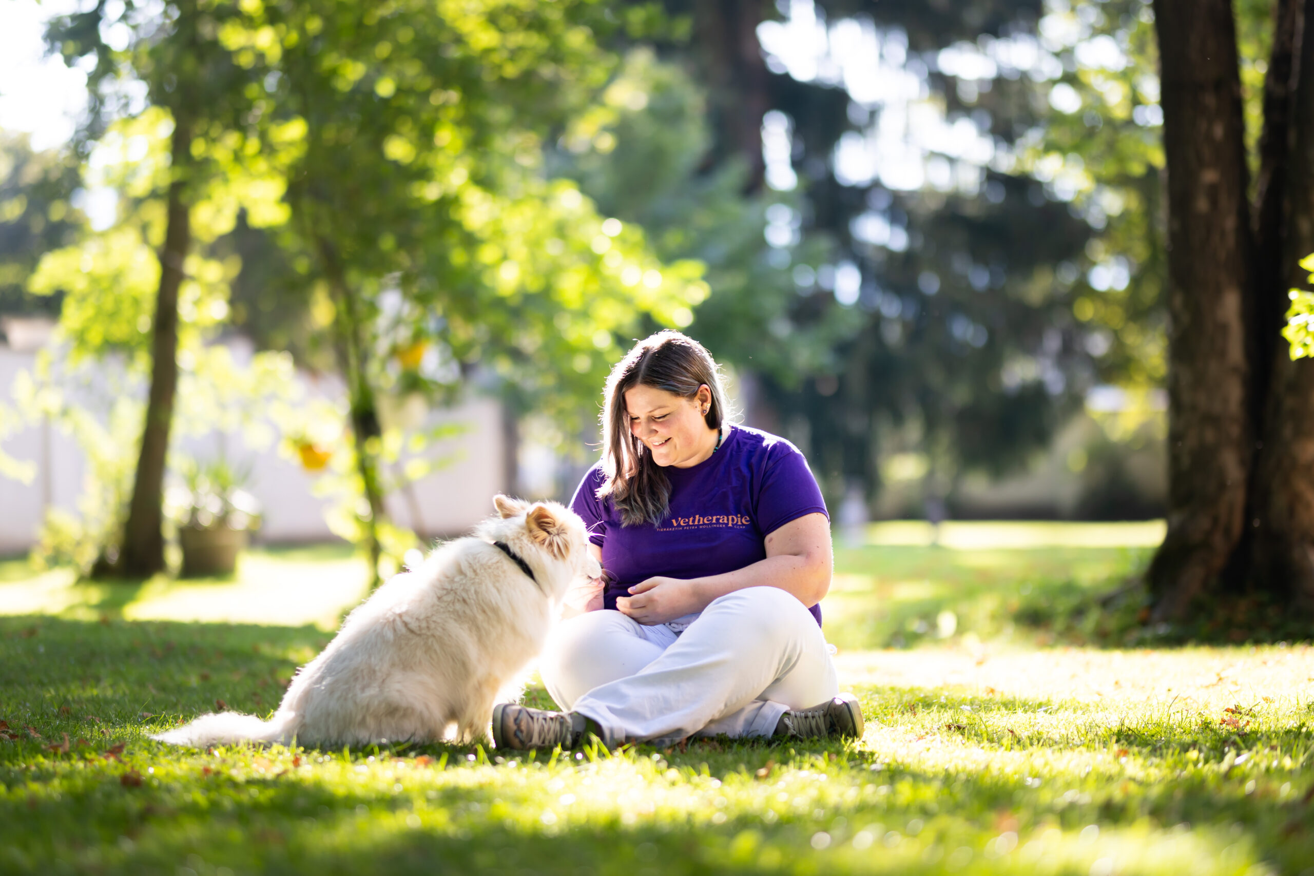Petra Wollinger mit weißem Hund Tierphysiotherapie