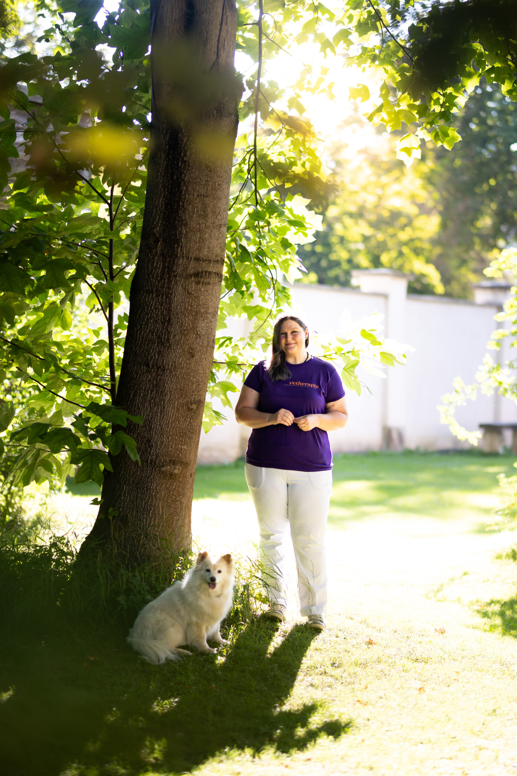 Petra Wollinger mit weißem Hund Tierphysiotherapie